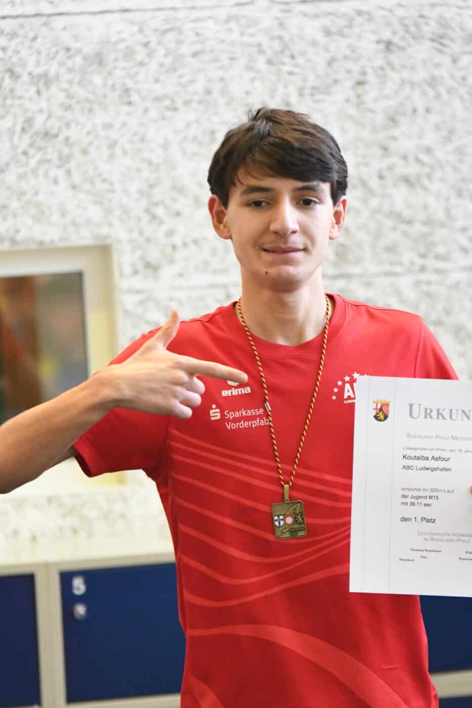 Koutaiba Asfour mit Urkunde