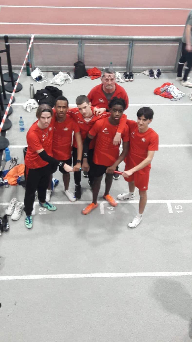 Trainer Juri Tscherer mit Alex, Adrian, Illia, Sidwell und Koutaiba